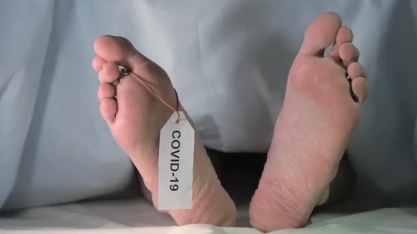 死体の足にcovid-19のハンギングタグ — ストック動画