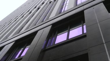 Tokyo 'daki yüksek binaların cam pencereleri.