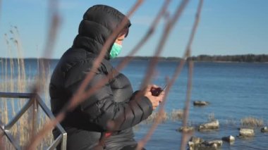 Finlandiya 'da sürekli telefonuna bakan bir hanım.