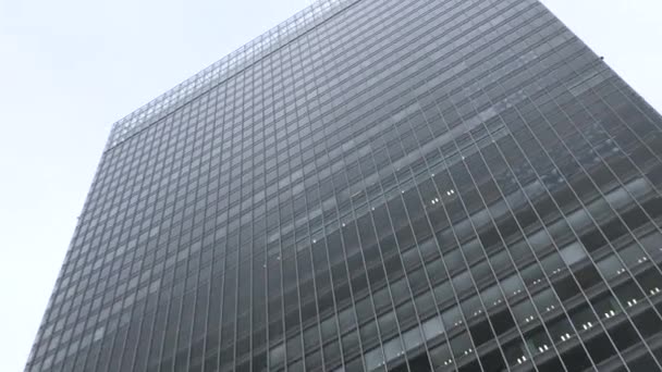 Żółte światła wewnątrz szklanych budynków ścian w Tokio Japonia — Wideo stockowe