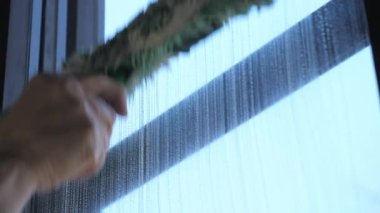 Cama vuran pencereye daha yakından bak.