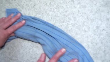 Kumaş ve ellerle yerleri siliyorum.