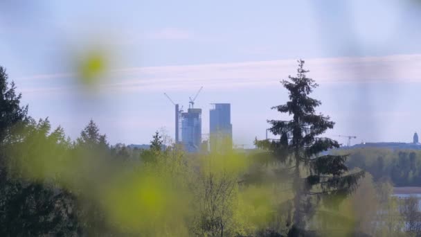 Pohled na výškovou budovu přes park v Helsinkách ve Finsku — Stock video