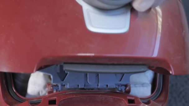 Closing the lid of the vacuum cleaner for the dust — Stock Video