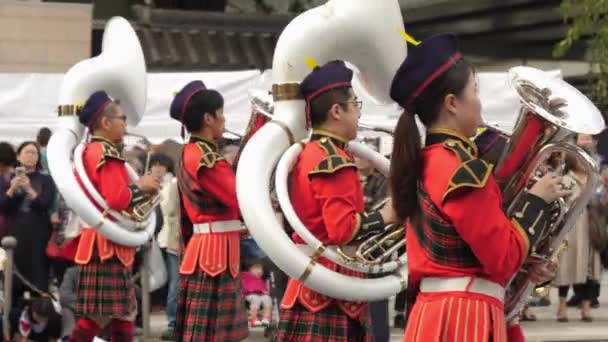 Bandet medlemmar på sina instrument på en parad — Stockvideo