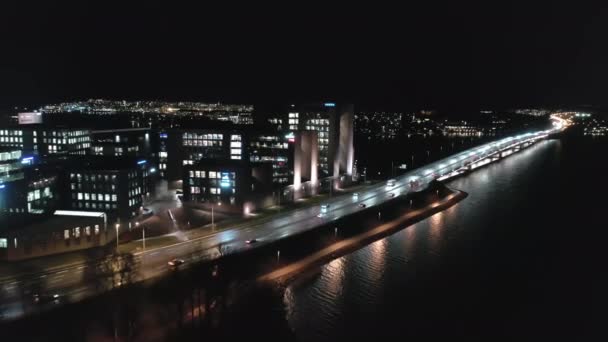 Φοβερό drone shot των επιχειρηματικών κέντρων στο Ελσίνκι σε μια φεγγαρόφωτη νύχτα. — Αρχείο Βίντεο