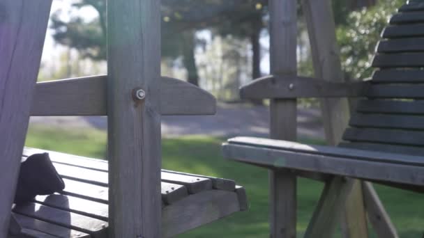 Dřevěná lavička v parku v Helsinkách ve Finsku — Stock video
