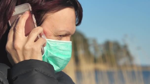 En galen kvinna i telefonen pratar med sin arbetsgivare i Finland — Stockvideo