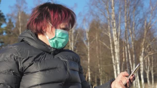 Женщина, которая ищет работу на телефоне в Финляндии — стоковое видео