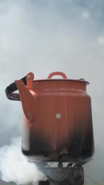 Kalın beyaz duman küçük bir ocak 4K 'dan geliyor.