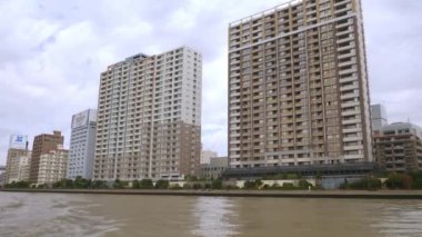 Tokyo 'daki su kanallarının yanındaki yüksek binalar.