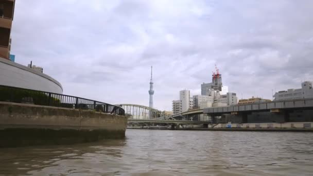 Pemandangan jembatan yang melintasi saluran air di Tokyo Jepang — Stok Video