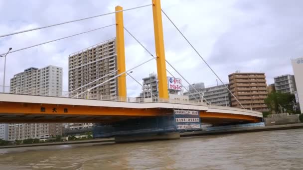 Вид на мост через водные каналы в Токио Япония — стоковое видео