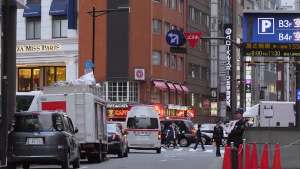 La ambulancia atascada en la calle en la ciudad de Tokio Japón — Vídeo de stock
