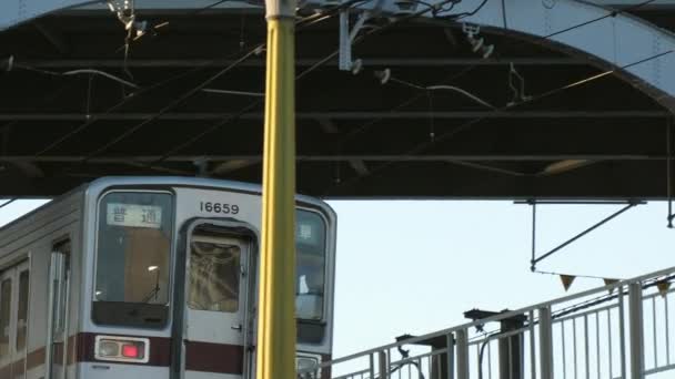 Het einde van de trein op het spoor in Tokio Japan — Stockvideo