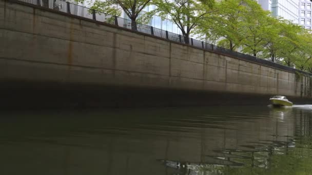 Een speedboot op het water kanalen in Tokio Japan — Stockvideo