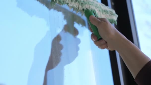 Un piccolo mocio verde usato per pulire e lavare la finestra — Video Stock