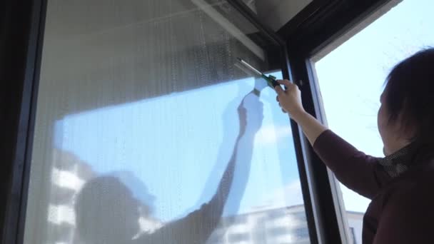 Raamwassen en schoonmaken van het glas — Stockvideo