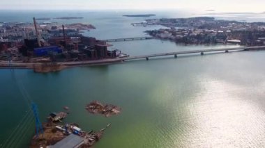 Helsinki 'deki körfezde bulunan uzun köprünün havadan görünüşü
