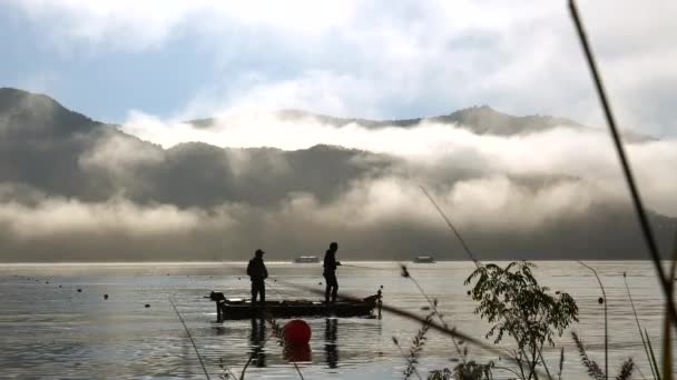 Japonya 'daki Fuji Dağı yakınlarındaki Kawaguchi Gölü' nde bulutlar ve beyaz sis denizi. — Stok video