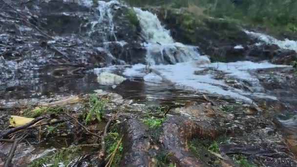 Prachtige opname van een kleine waterval in Finland. — Stockvideo
