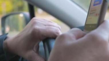 Araba kullanırken tehlikeli bir davranış.