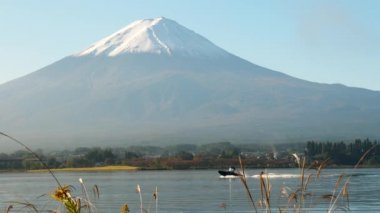 Japonya 'daki Kawaguchi Gölü' nün sularında hızlı bir sürat teknesi.