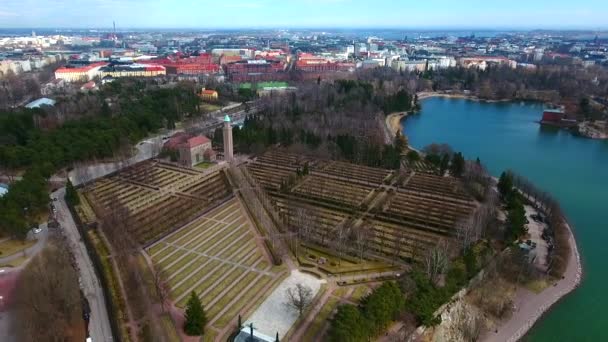 ヘルシンキの森と墓地の空中風景フィンランド — ストック動画