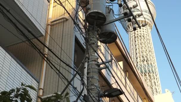 De elektrische post op de kant van de Sky Tree in Tokio Japan — Stockvideo