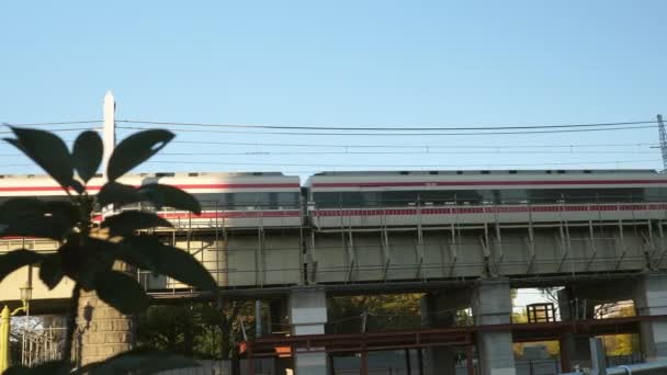 Il treno in corsa sulle rotaie a Tokyo Giappone — Video Stock