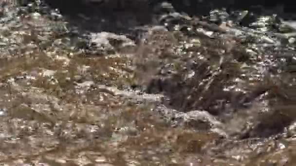 Чиста вода виливається на скелі в пляжі Койдзігама (Тахара, Японія). — стокове відео
