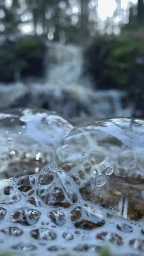 Close-up shot van borrelend water met een waterval op de achtergrond in Finland. — Stockvideo