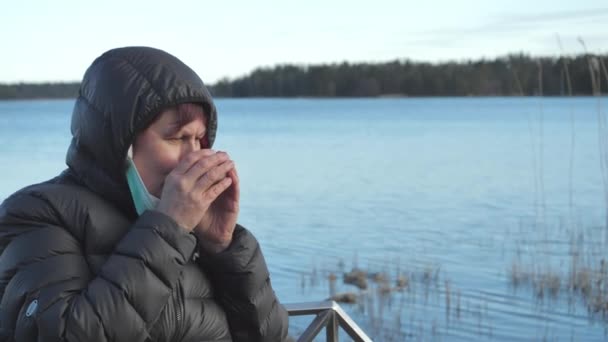 Šťastný pohled dámy po skončení karantény ve Finsku — Stock video