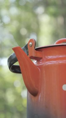 Ocaktaki kahve makinesinden bir duman çıkıyor.