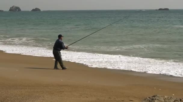 Stary człowiek łowiący ryby na brzegu plaży Koijigahama w Tahara Japonia — Wideo stockowe