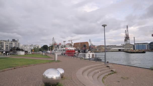 Громадський простір на причалі порту в Гельсінкі. — стокове відео