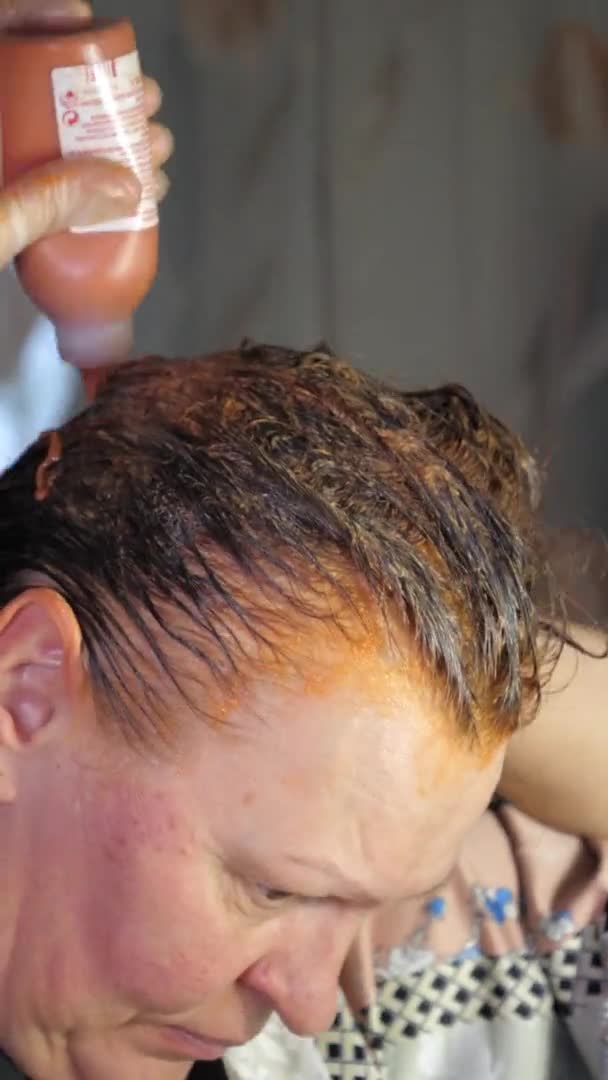 Женщина расчесывает волосы после нанесения красителя. — стоковое видео