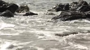 Japonya 'nın Tahara sahilindeki Koijigahama Sahili' nde kayalara vuran büyük dalgalar.