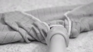 Evin zeminini büyük paspasla temizliyorum.