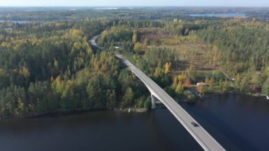 Finlandiya 'daki Saimaa Gölü' nden geçen arabaların olduğu köprü manzarası.