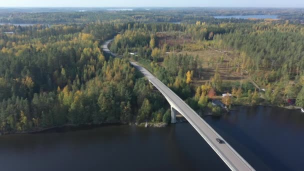 Pohled na most s projíždějícími auty v jezeře Saimaa ve Finsku. — Stock video