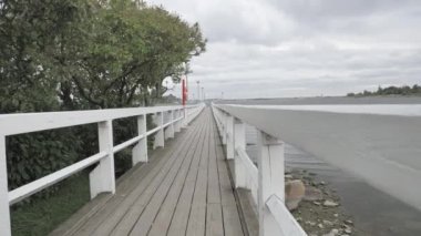 Finlandiya 'nın Helsinki limanındaki beyaz uzun tekne limanı