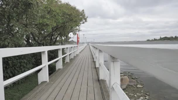 De witte lange boot ligplaats in de haven van Helsinki in Finland — Stockvideo