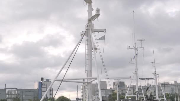 Um olhar mais atento da corda no grande barco em Helsinque Finlândia. — Vídeo de Stock