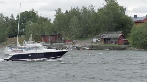 Вид на скоростные лодки и парусники на воде в Геленджике — стоковое видео