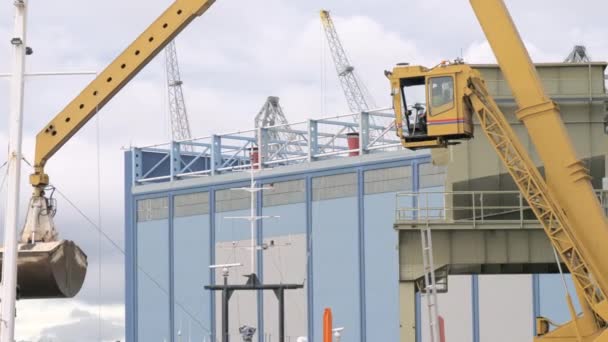 带有码头的起重机在赫尔辛基做了一些装卸工作 — 图库视频影像