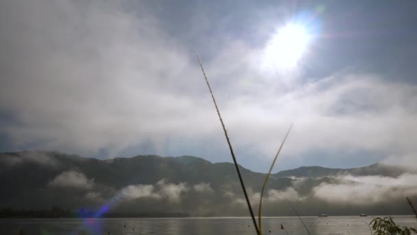 Le ciel avec le soleil qui brille si fort dans le lac Kawaguchi près du mont Fuji. — Video