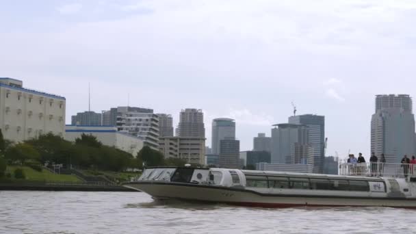 在日本东京，人们在船上的景象 — 图库视频影像