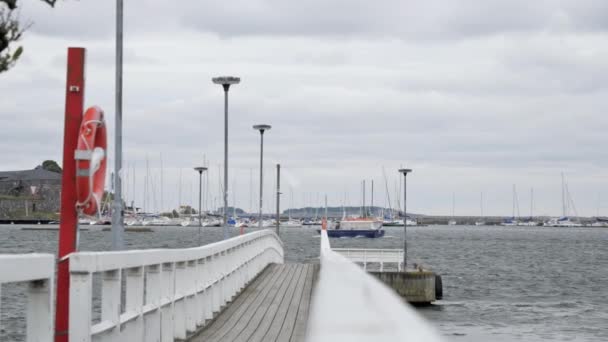Widok odpływającej łodzi na port w Helsinkach Finlandia — Wideo stockowe