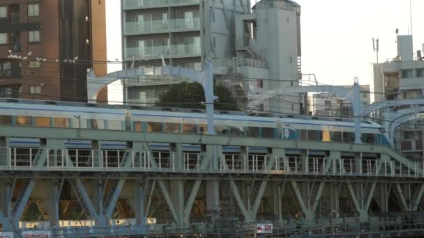 Tokyo 'daki tren raylarında hareket eden tren. — Stok video